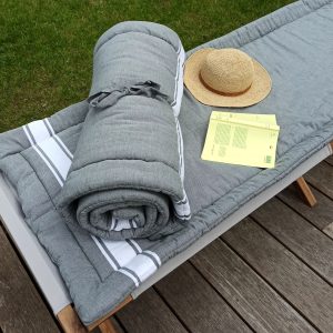 Matelas de plage Fouta bande blanche 100% coton et garniture ouate gris souris