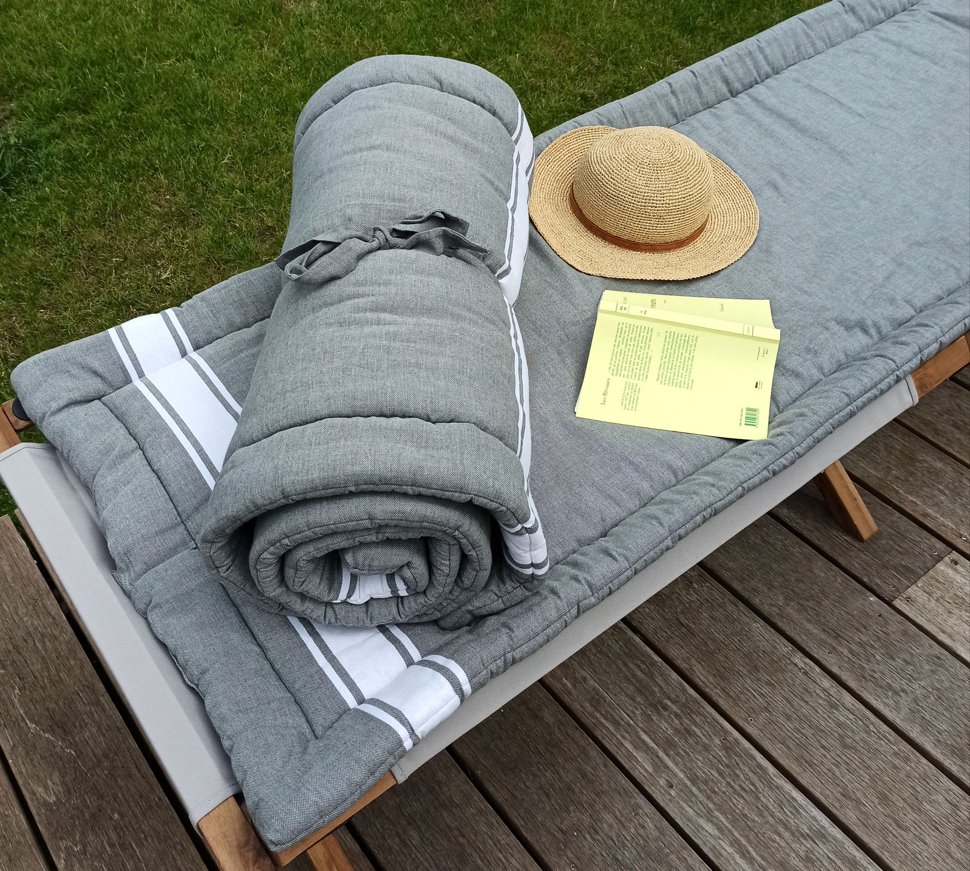 matelas-plage-gris Matelas de plage Fouta bande blanche 100% coton et garniture ouate gris souris